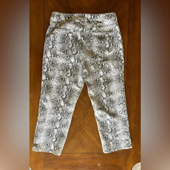 Chicos Platinum Denim Snake Animal Print Cropped Jeans Size 1 - Picture 2 of 11